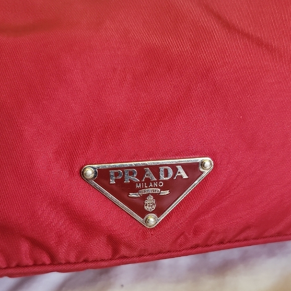 Prada Red and Orange Shoulder Bag with Vibrant Design - Picture 4 of 15